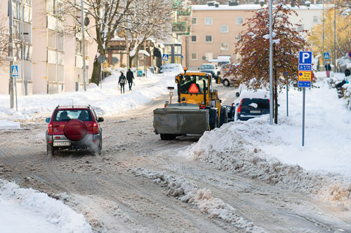En gata med snö
